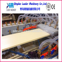 Machine de production de panneau de plafond de PVC de 595mm * 595mm * 7mm avec la machine à emboutir à chaud
